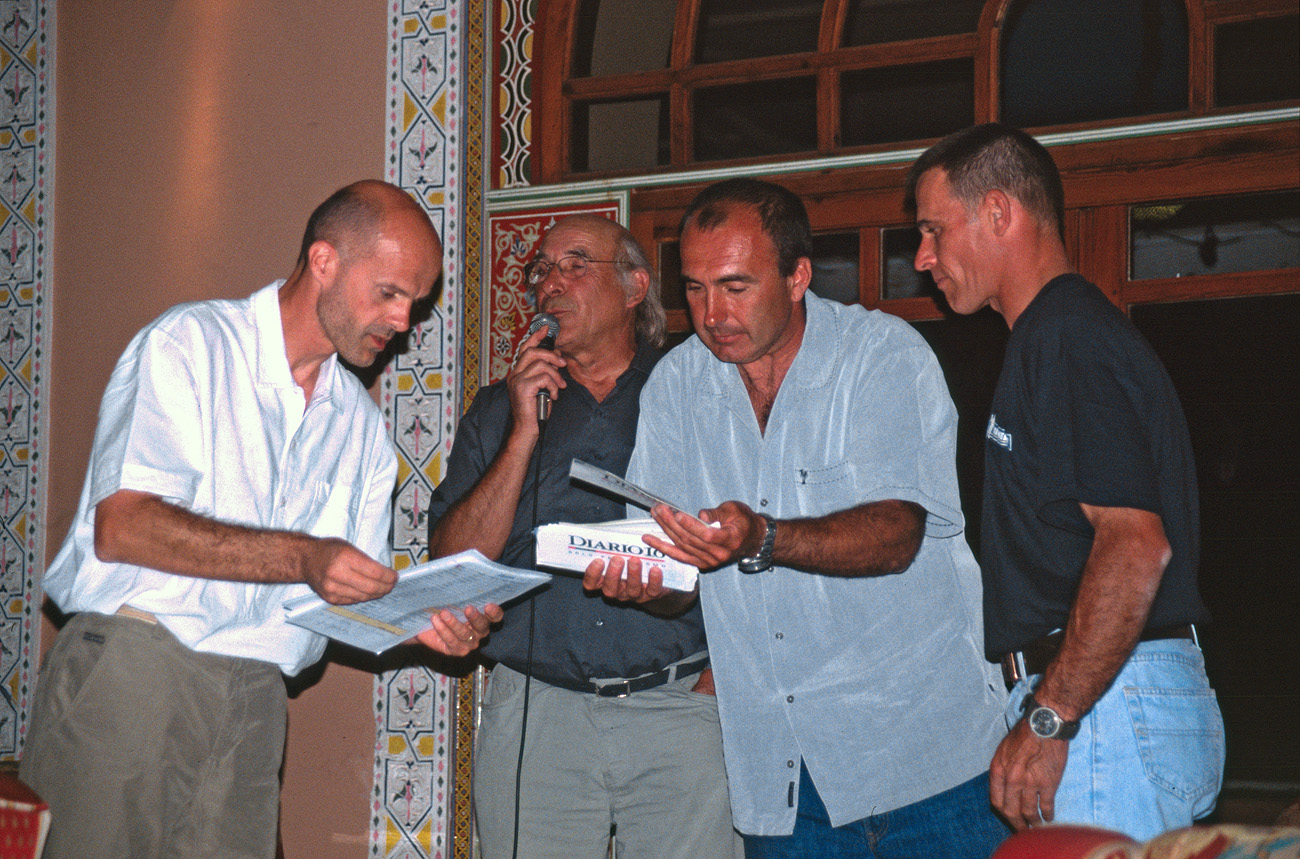 mar04_8_014.jpg - Sud ouest, octobre-novembre 2004 Agadir et finalement, c'est la remise des trophées, il y aura un mot sympathique pour chaque équipage: de quoi donner envie de repartir dès que possible  pour retrouver cette ambiance chaleureuse et les sensations uniques qu'offrent le tout-terrain Fuji PROVIA 400 F