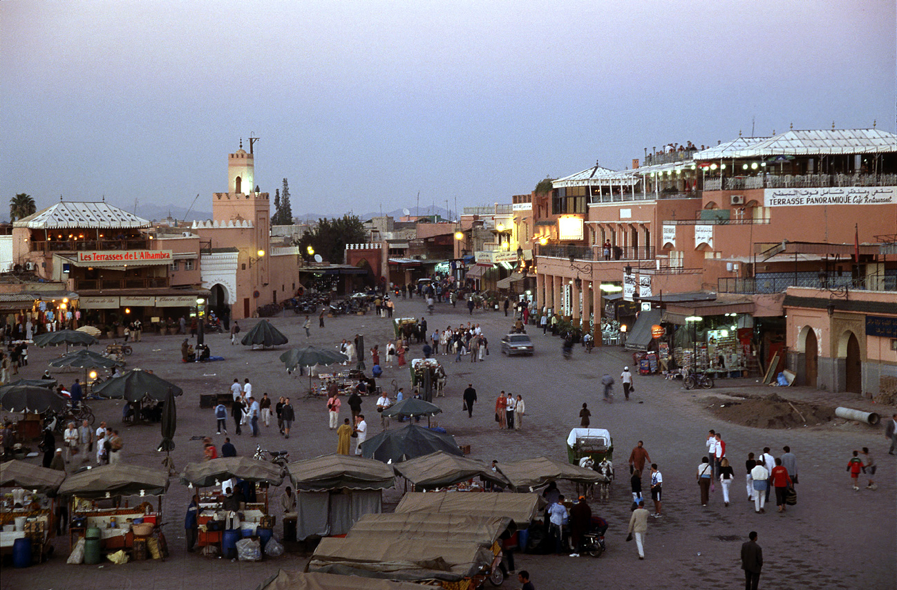 mar04_9_018.jpg - Sous, octobre-novembre 2004 Marrakech la place Djma El Fna s'anime : le jeûne journalier du ramadan s'achève.. 