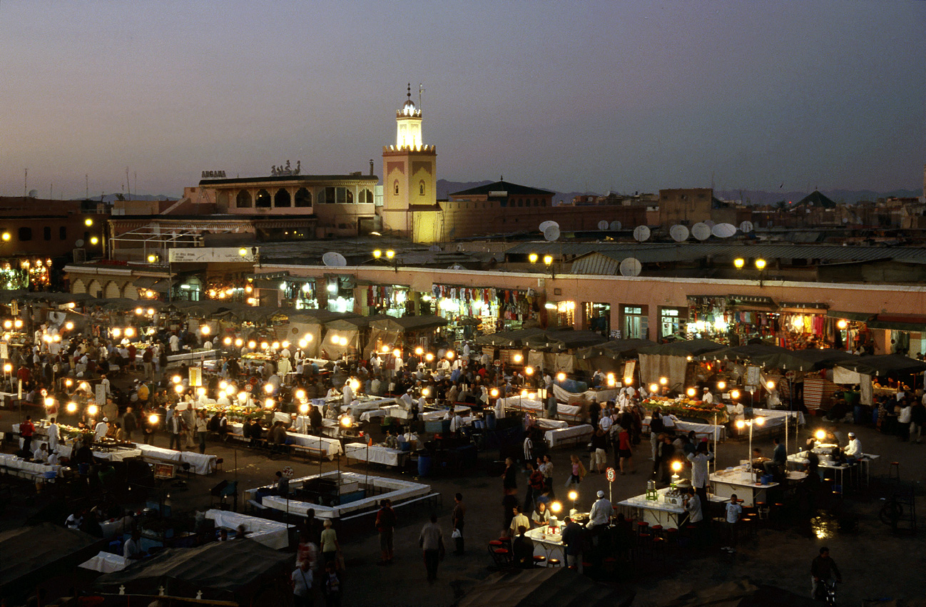 mar04_9_021.jpg - Sous, octobre-novembre 2004 Marrakech la nuit est tombée : les tables sont prêtes sur la place pour la fête qui suit le jeûne journalier du ramadan 
