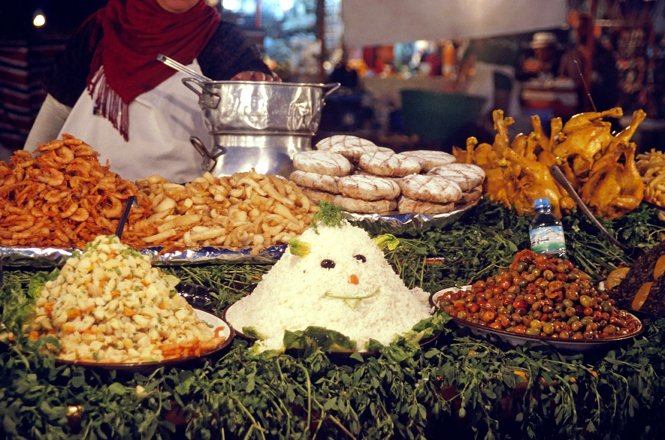 mar04_9_023.jpg - Sous, octobre-novembre 2004 Marrakech partout sur la place Jma El Fna, une profusion de tentations après la longue journée de jeûne du ramadan 