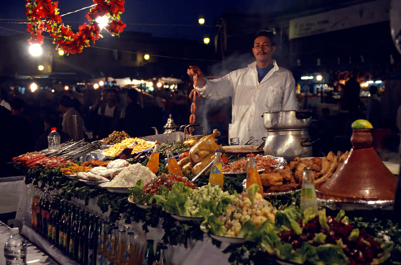 mar04_9_025.jpg - Sous, octobre-novembre 2004 Marrakech partout sur la place Jma El Fna, une profusion de tentations après la longue journée de jeûne du ramadan 