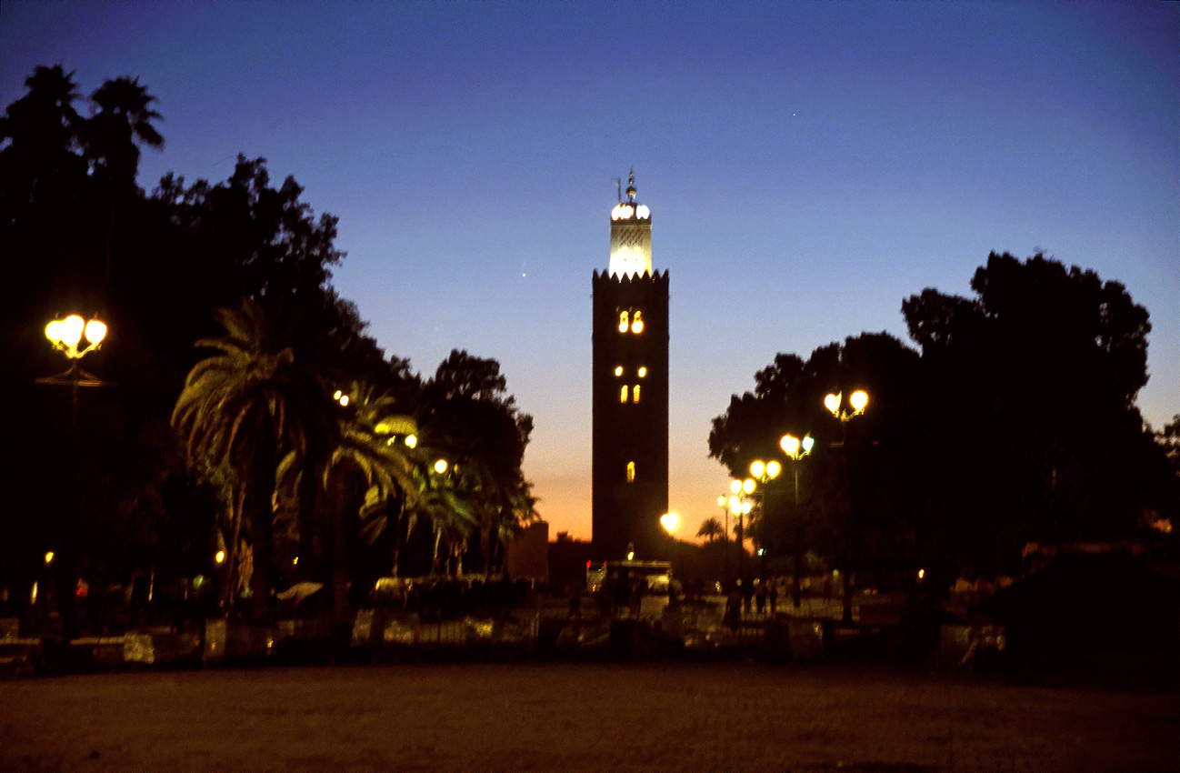 mar04_9_028.jpg - Sous, octobre-novembre 2004 Marrakech la koutoubia depuis la place Jma El Fnaa 