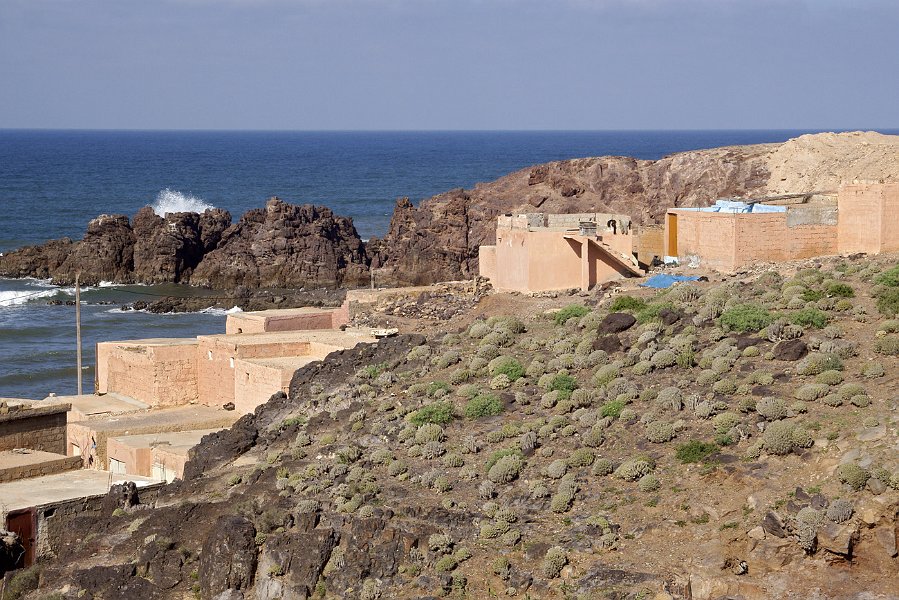 ma08-11-20_117.jpg - 20/11/2008 le petit port de pèche de Sidi Boulfdail, entre Mirlleft et Aglou plage
