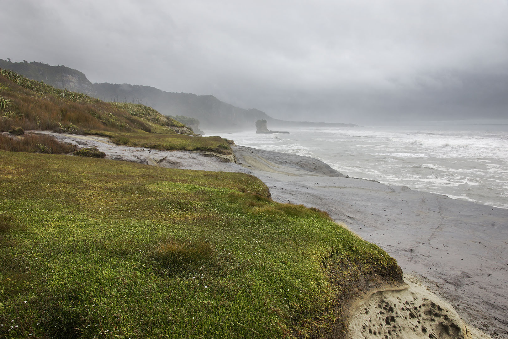 nz12-01-28_087.jpg - la plage, à quelques km au nord du site des pancakes Grey District Punakaiki