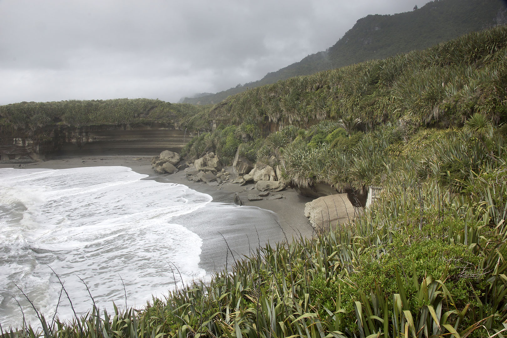 nz12-01-28_088.jpg - la plage, à quelques km au nord du site des pancakes Grey District Punakaiki