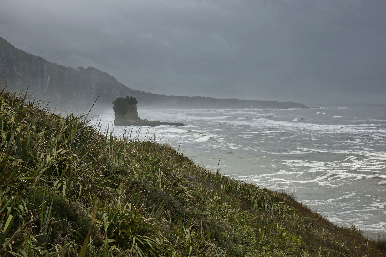 nz12-01-28_092.jpg - la plage, à quelques km au nord du site des pancakes Grey District Punakaiki