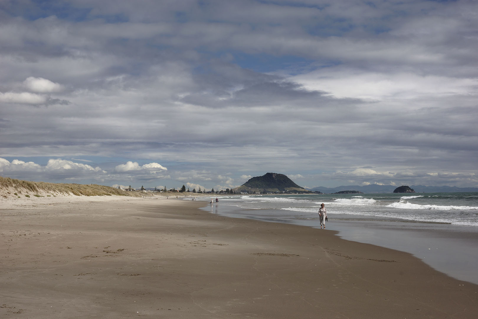 nz12-02-08_017.jpg - au fond, le mont Maunganui Tauranga District Papamoa Beach
