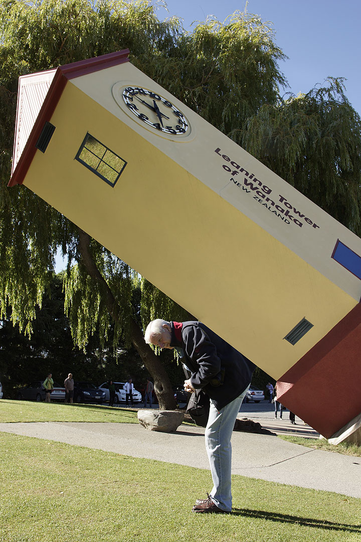 nz12-01-24_029.jpg - surprises du Puzzle World : un homme fort Queenstown District Wanaka