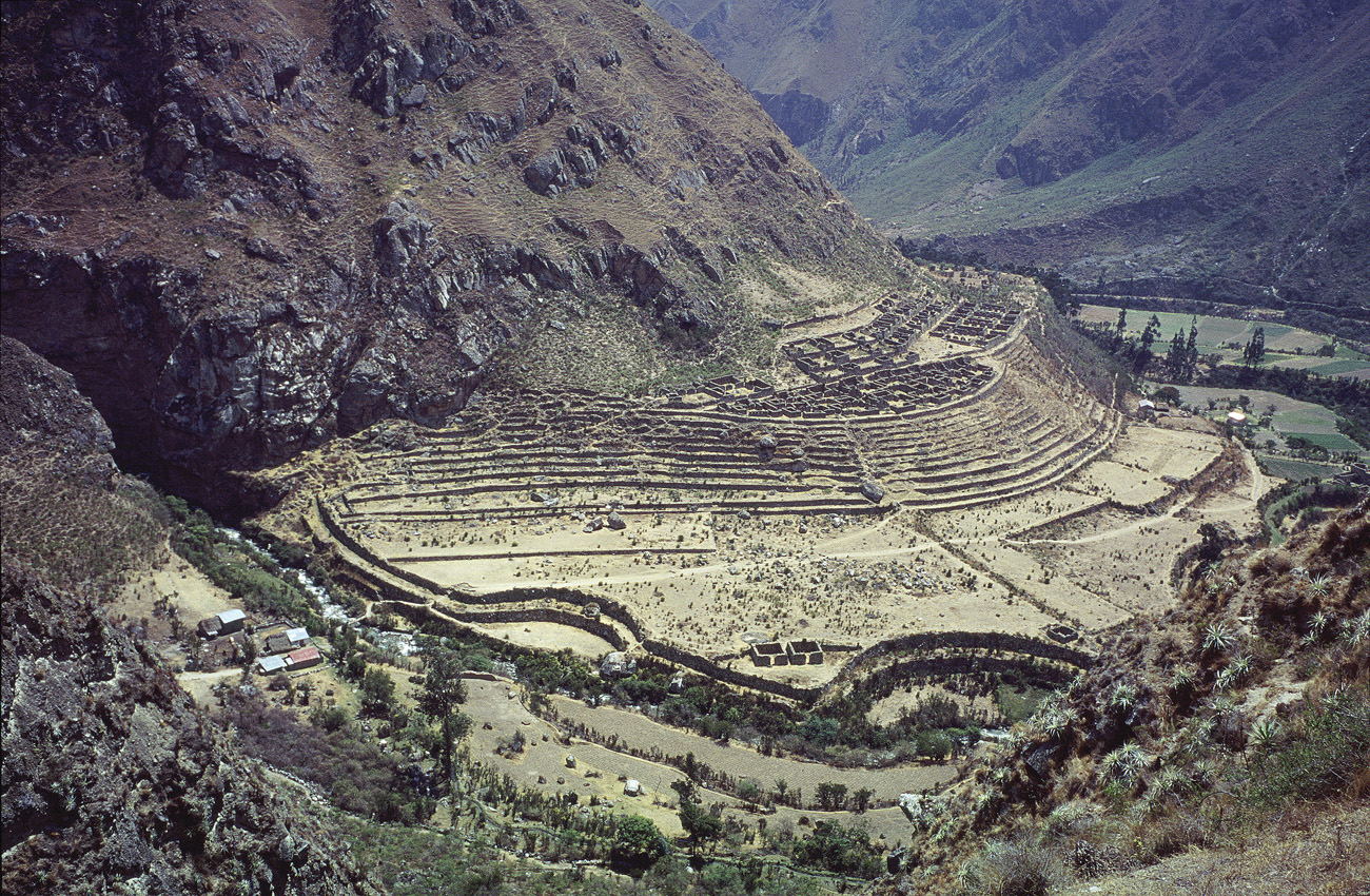 perou048.jpg - Chemin de l'Inca, septembre 1999, Llactapata exemple d'intégration architecturale remarquable tirant partie du relief Elite Chrome 100 extracolor