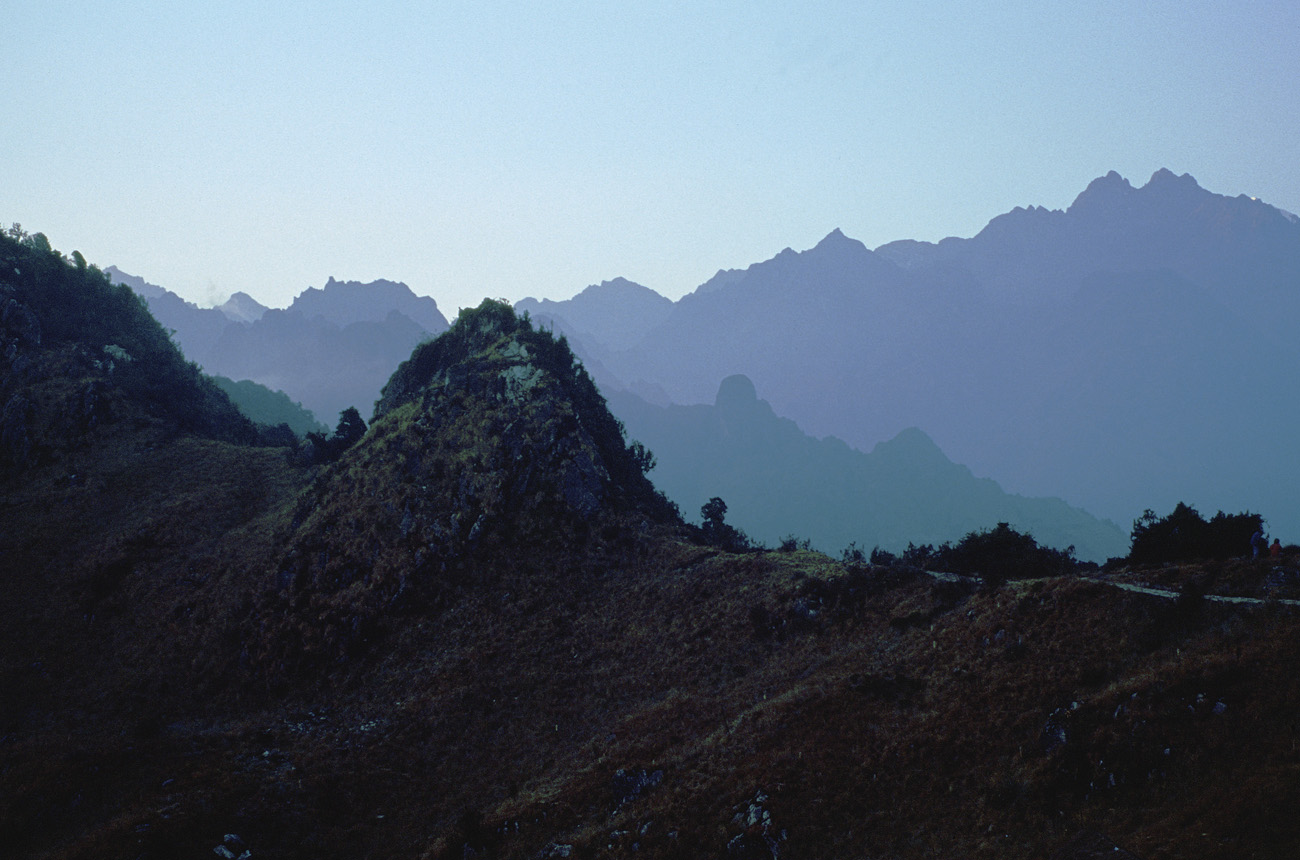 perou060.jpg - Chemin de l'Inca, septembre 1999, Sayakmarka découpe des crêtes successives au lever du soleil Elite Chrome 100 extracolor