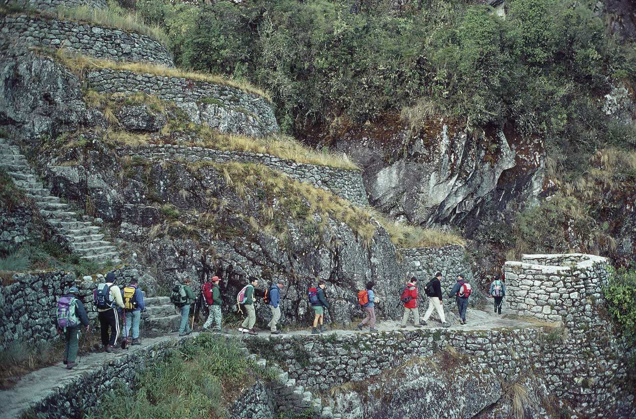 perou064.jpg - Chemin de l'Inca, septembre 1999, Sayakmarka Juste sous le col, à la queue leu leu, le groupe longe des ruines encore impressionnantes Elite Chrome 100 extracolor