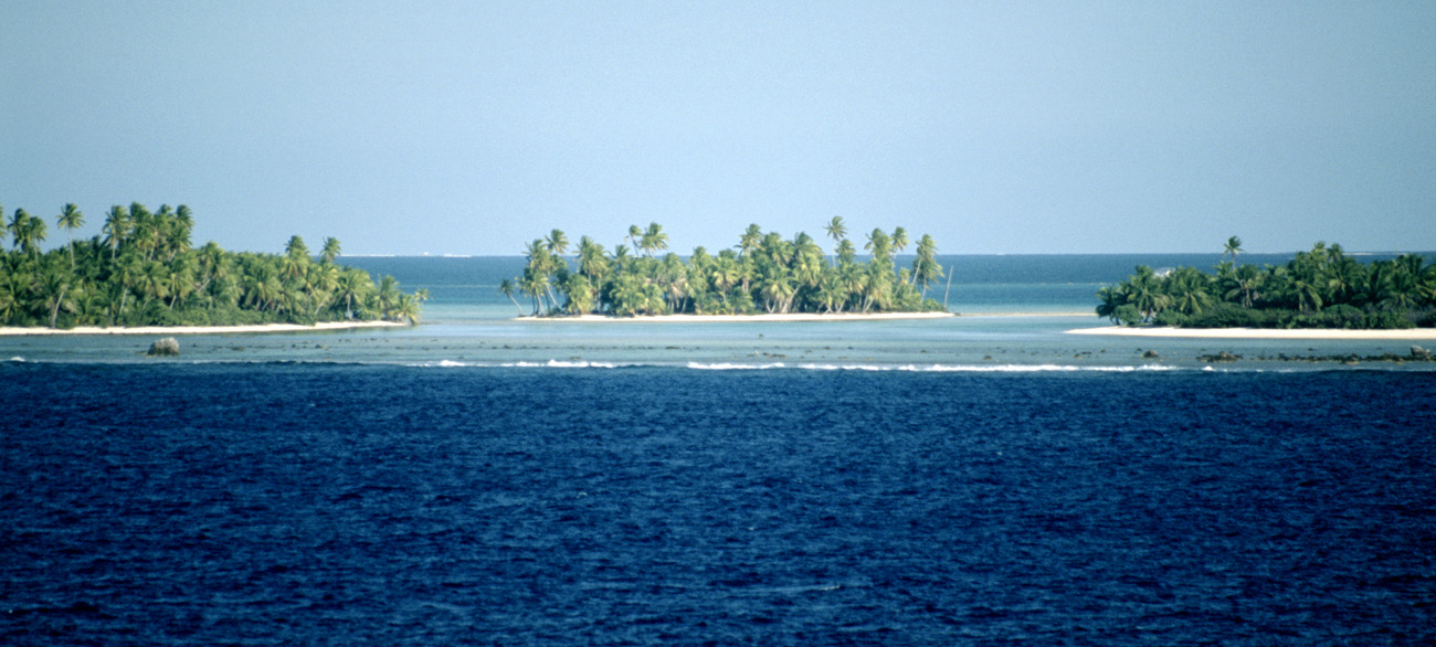 pol05_0108m-p.jpg - Tuamotu, en mer atoll de Kaukura