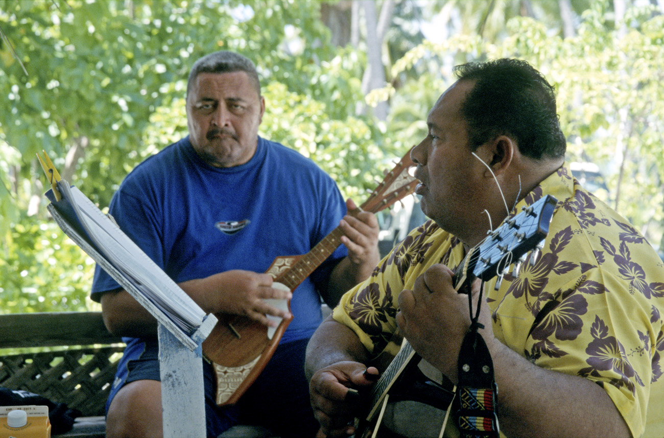 pol05_0151m.jpg - Tuamotu, Takapoto chants et musique traditionnels agrémentent cet arrêt paradisiaque