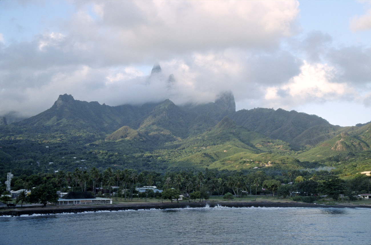pol05_0194m.jpg - Iles Marquises, Ua Pou baie d'Hakahau