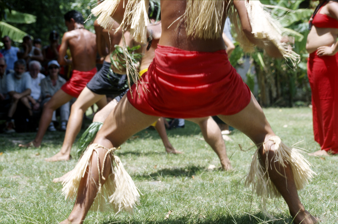 pol05_0220m.jpg - Iles Marquises, Ua Pou spectacle de danses typiquement marquisiennes au son des tambours sur le paepae d'Hakahau : ici le haka marquisien ,danse de la virilité