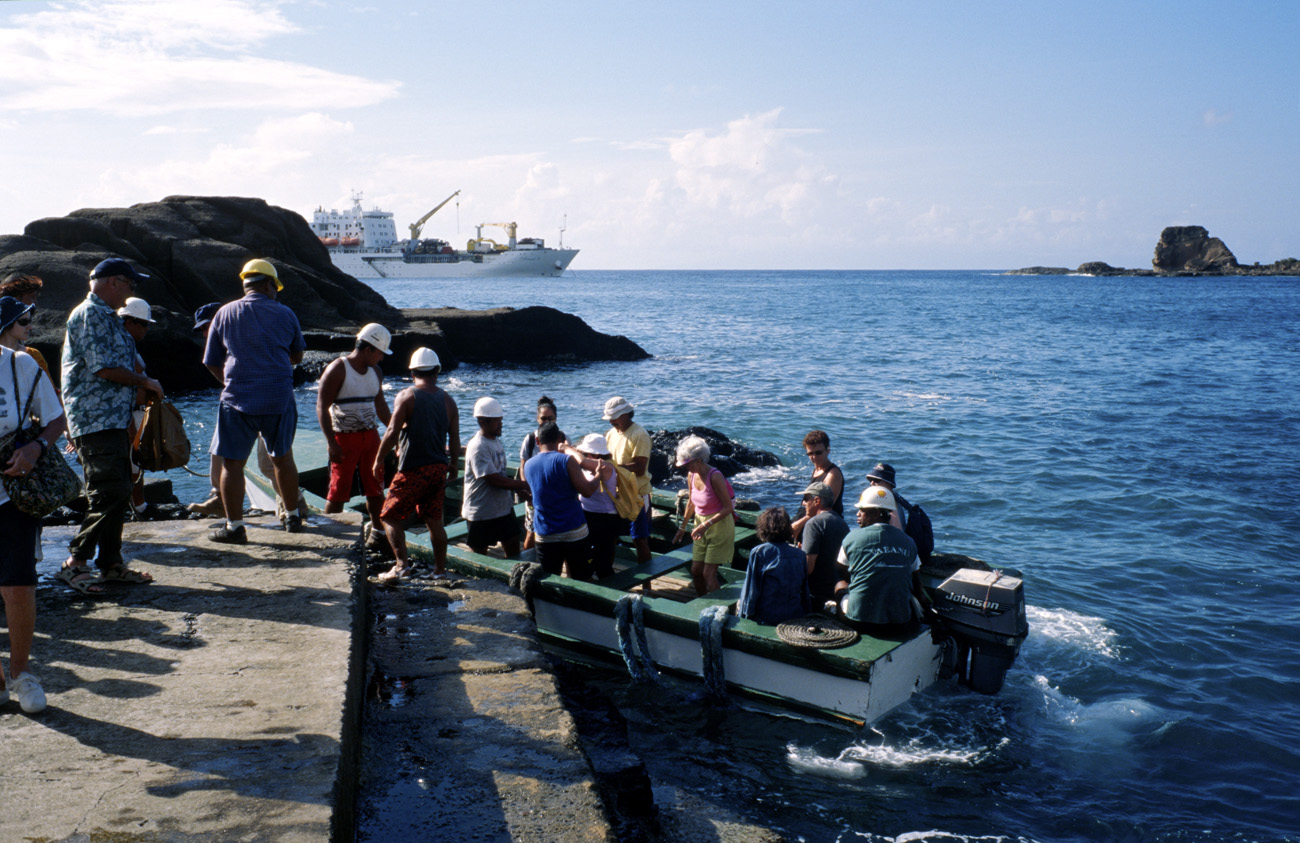 pol05_0239l.jpg - Iles Marquises, Ua Pou Hakahetau, débarquement