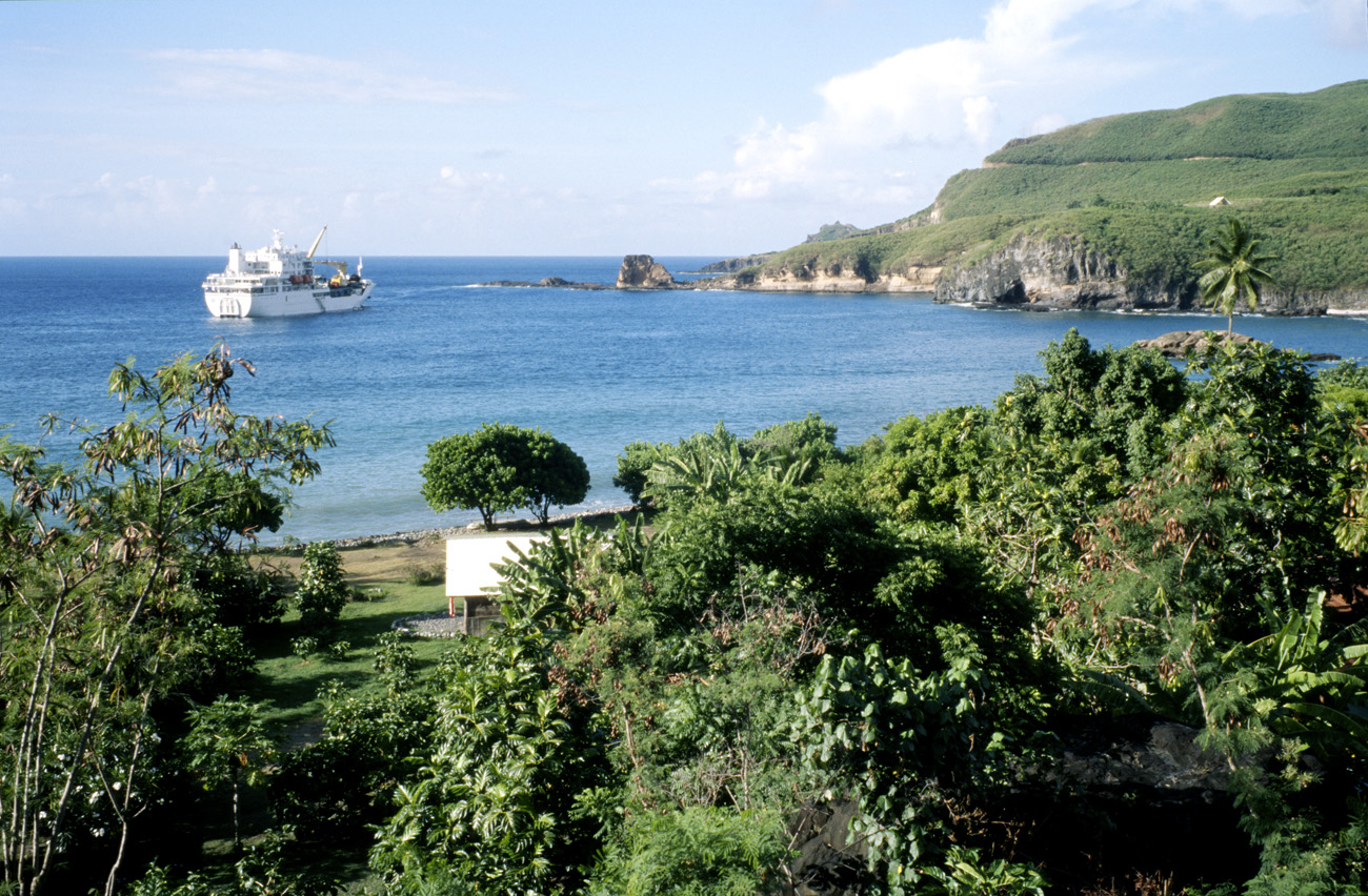 pol05_0245l.jpg - Iles Marquises, Ua Pou Hakahetau, vue de la baie depuis au-dessus de l'église catholique