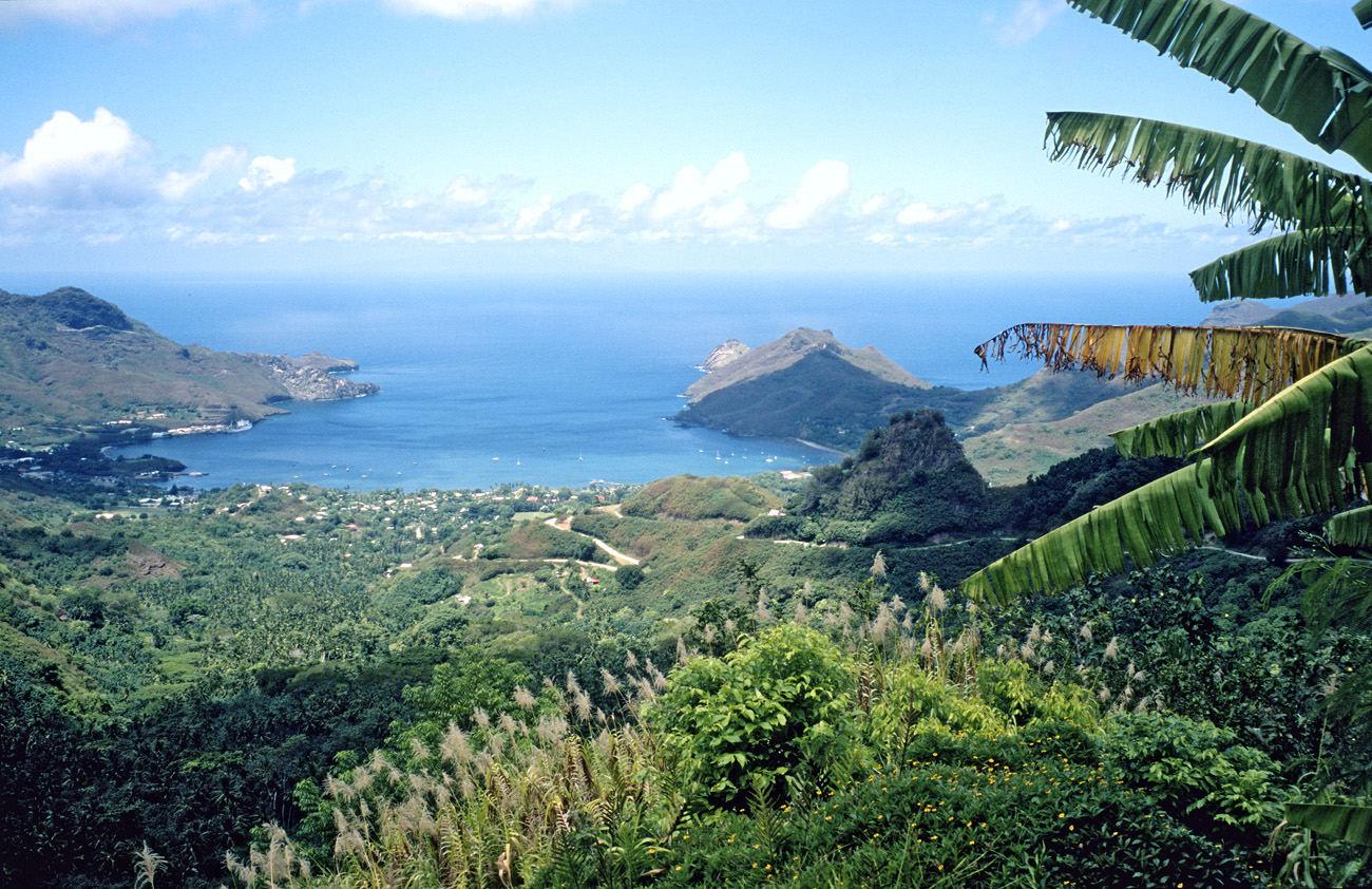 pol05_0273l.jpg - Iles Marquises, Nuku Hiva vue de la baie de Taiohae en montant au col Muake