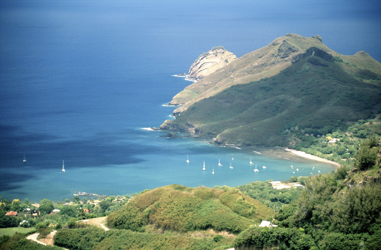 pol05_0274m.jpg - Iles Marquises, Nuku Hiva vue de la baie de Taiohae depuis le col Muake