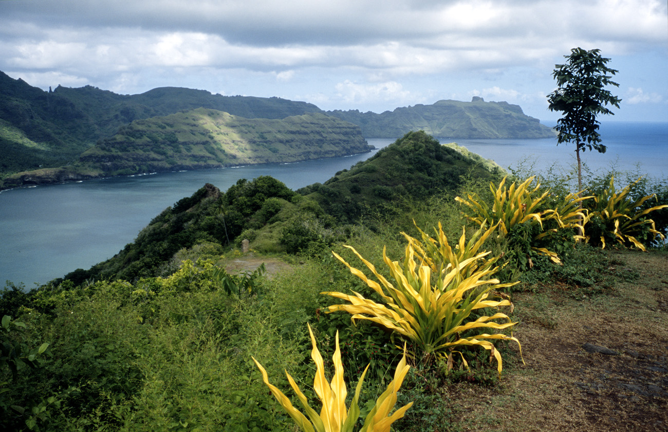 pol05_0291l.jpg - Iles Marquises, Nuku Hiva baie de Taipivai