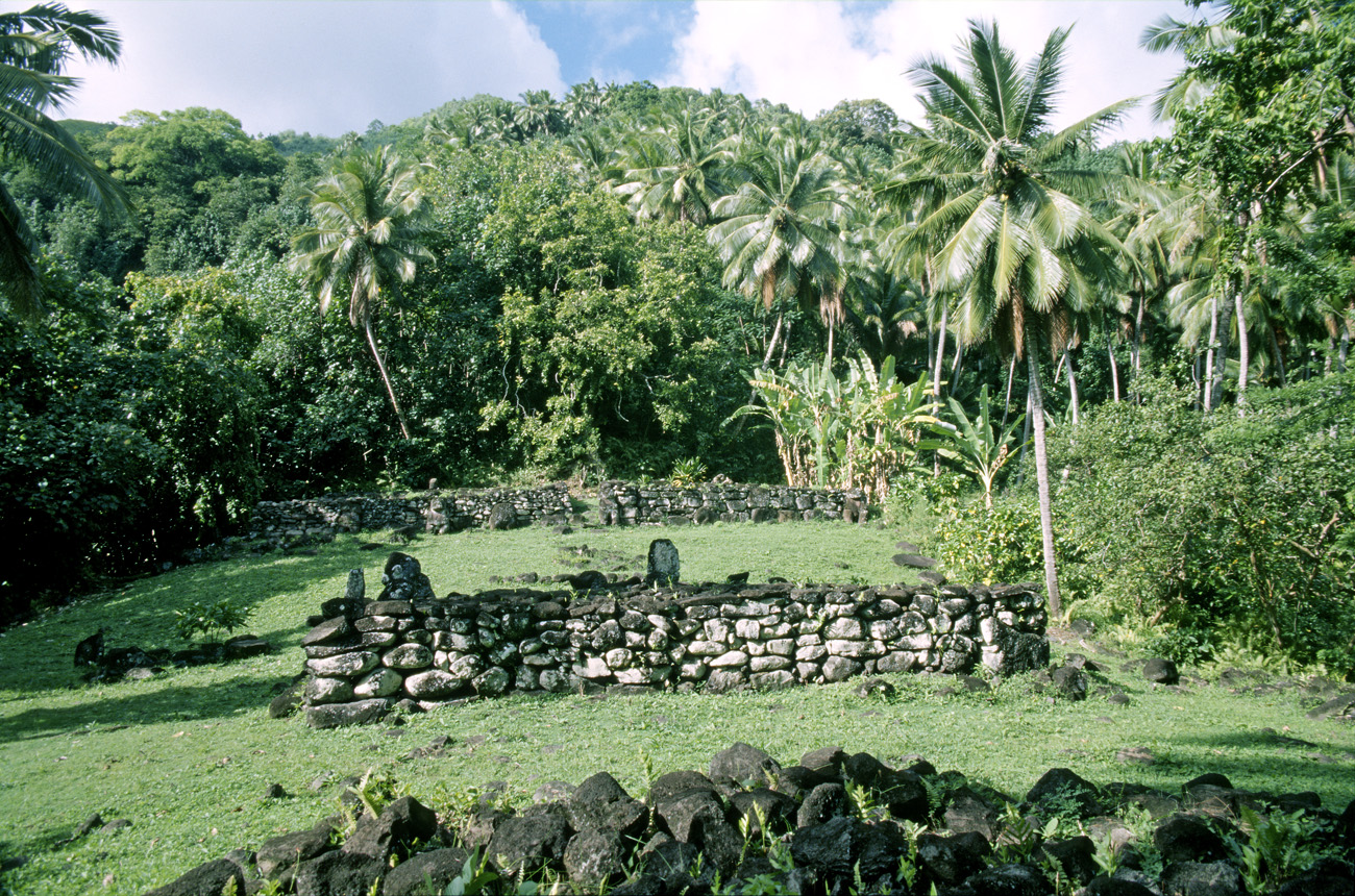 pol05_0308m.jpg - Iles Marquises, Nuku Hiva site archéologique de Paeke