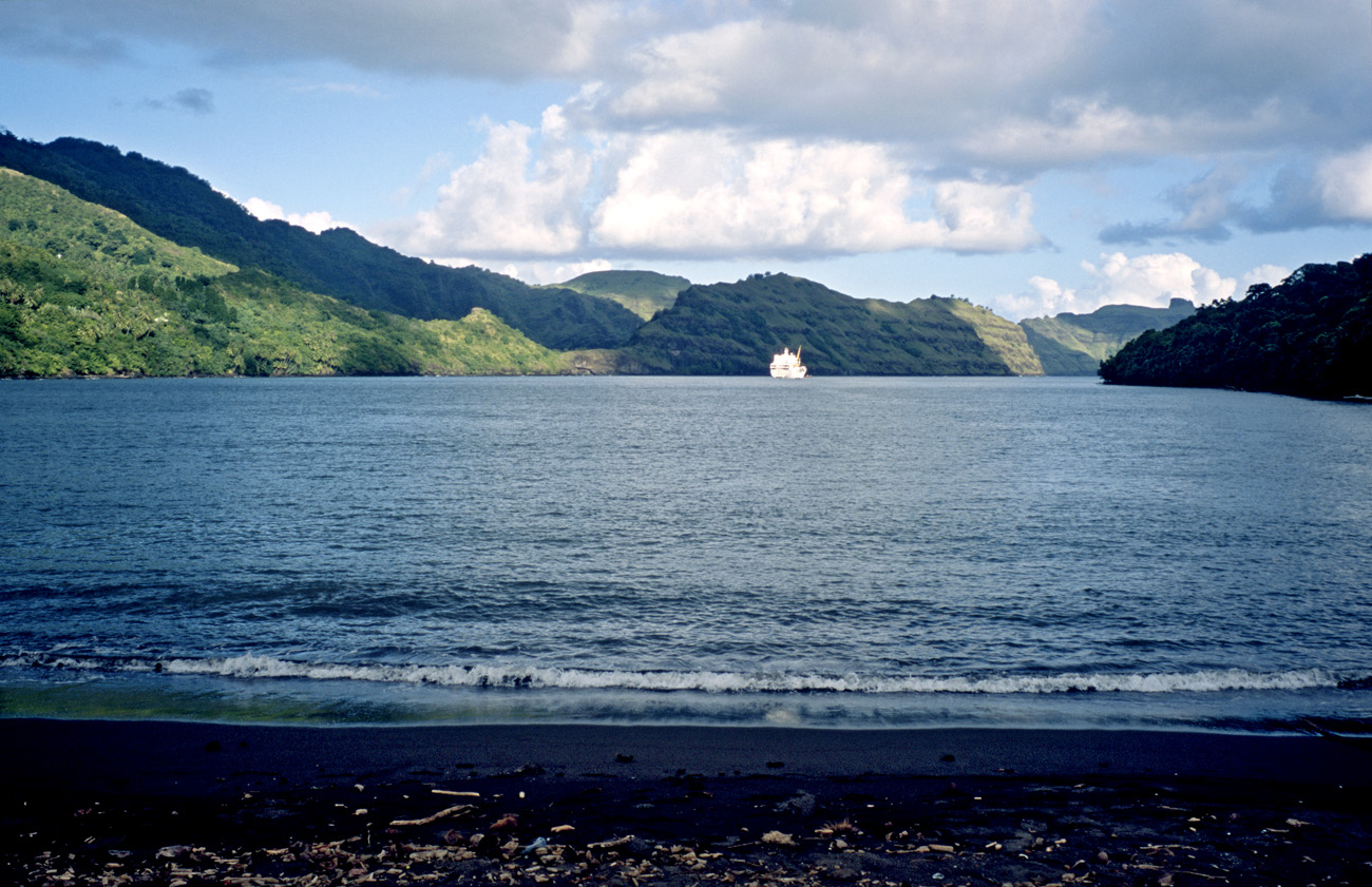 pol05_0310l.jpg - Iles Marquises, Nuku Hiva baie de Taipivai