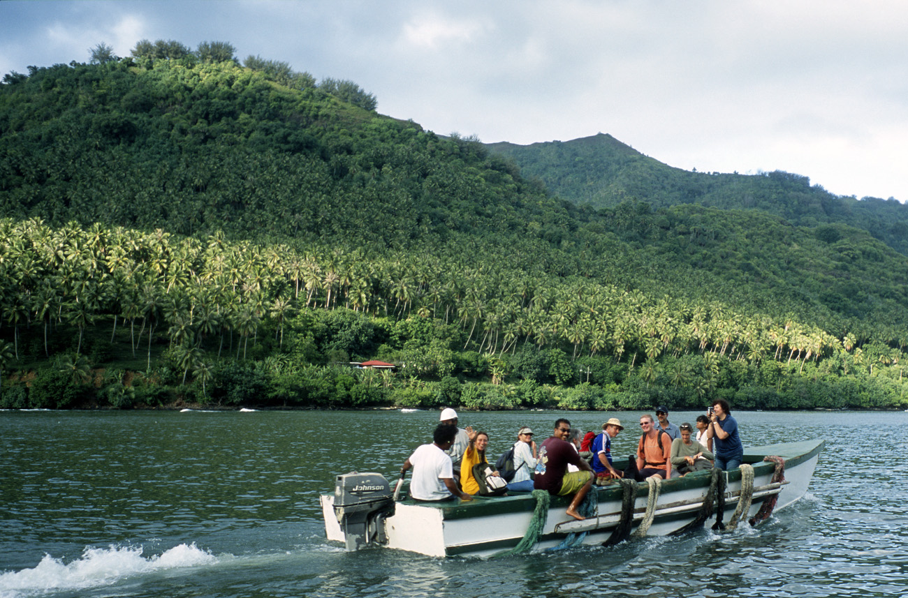 pol05_0311l-z.jpg - Iles Marquises, Nuku Hiva baie de Taipivai : retour au cargo en fin d'après-midi