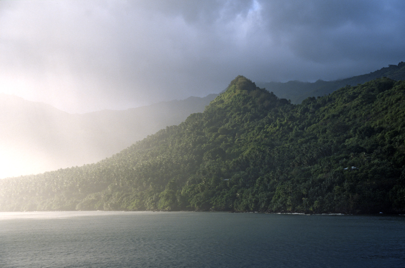 pol05_0312m.jpg - Iles Marquises, Nuku Hiva baie de Taipivai : soleil dans les nuages