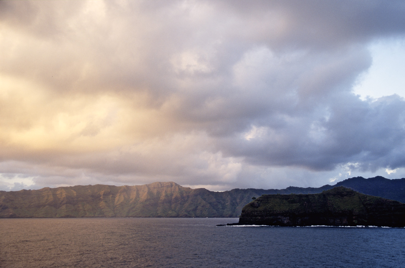 pol05_0317m.jpg - Iles Marquises, Hiva Oa l'aube sur la côte sud, en s'approchant d'Atuona