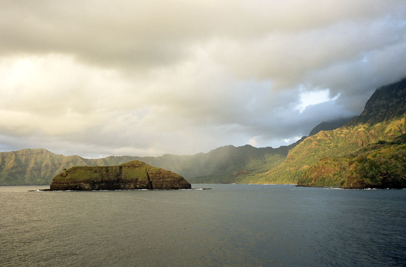 pol05_0319l.jpg - Iles Marquises, Hiva Oa l'aube sur la côte sud, en s'approchant d'Atuona