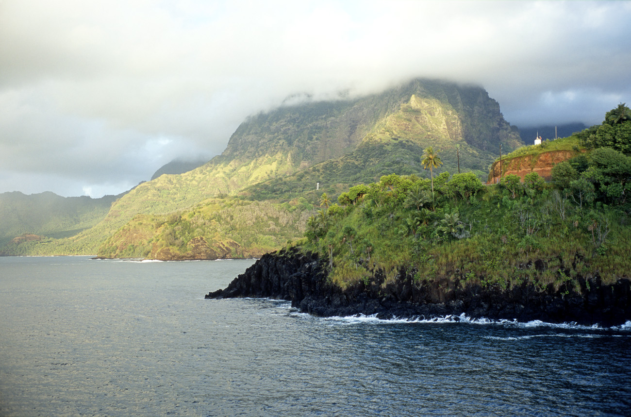 pol05_0321l.jpg - Iles Marquises, Hiva Oa en s'approchant d'Atuona