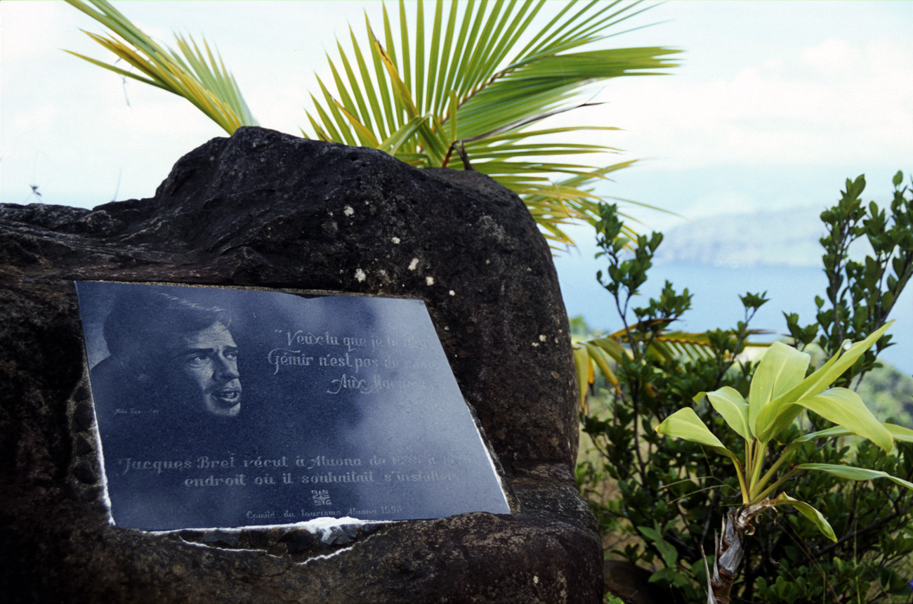 pol05_0337m.jpg - Iles Marquises, Hiva Oa le belvédère, lieu préféré pour sa vue par  Jacques Brel au-dessus d'Atuona