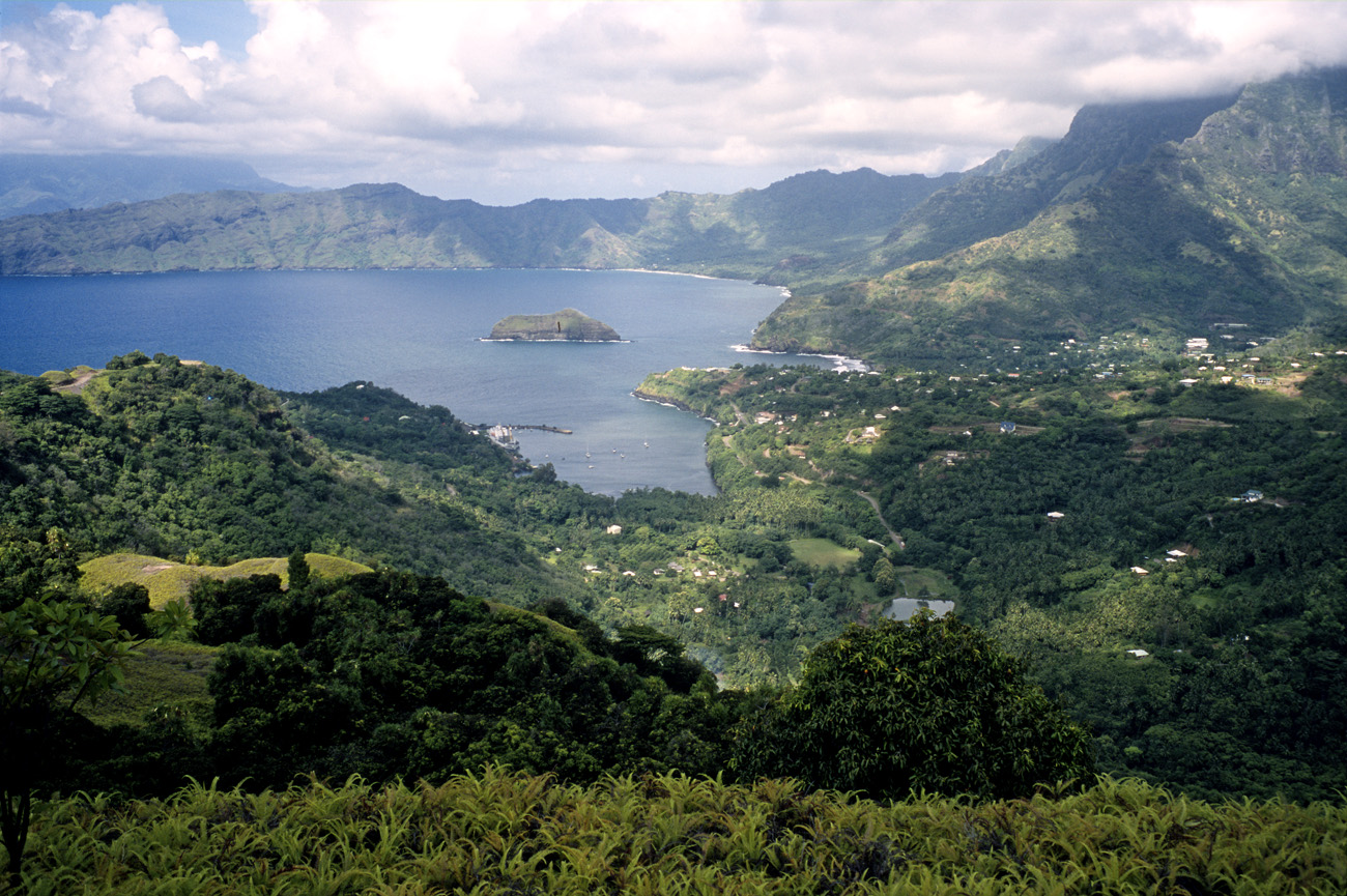 pol05_0339l.jpg - Iles Marquises, Hiva Oa autour du belvédère, au-dessus d'Atuona