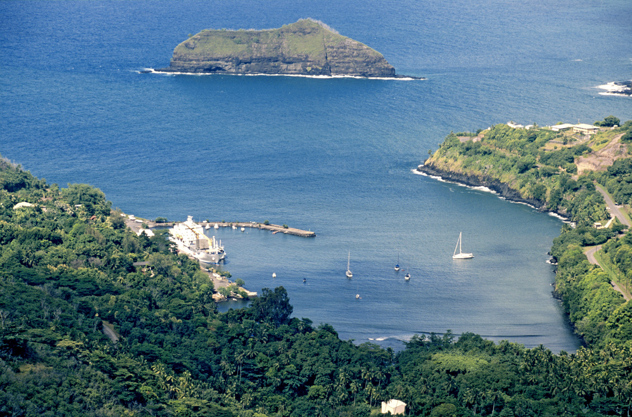 pol05_0341m.jpg - Iles Marquises, Hiva Oa autour du belvédère, au-dessus d'Atuona
