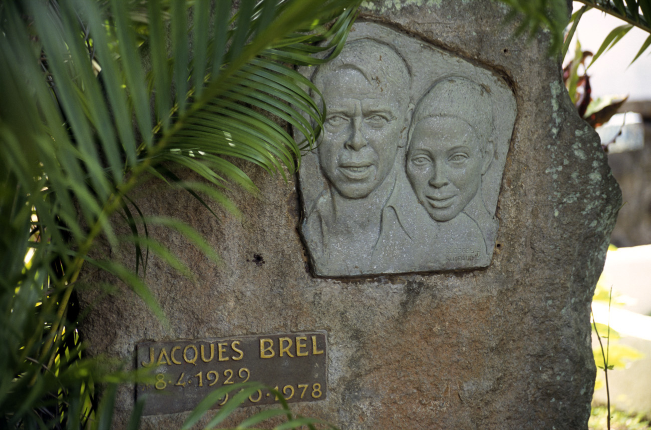 pol05_0349l.jpg - Iles Marquises, Hiva Oa cimetière et tombe de Brel