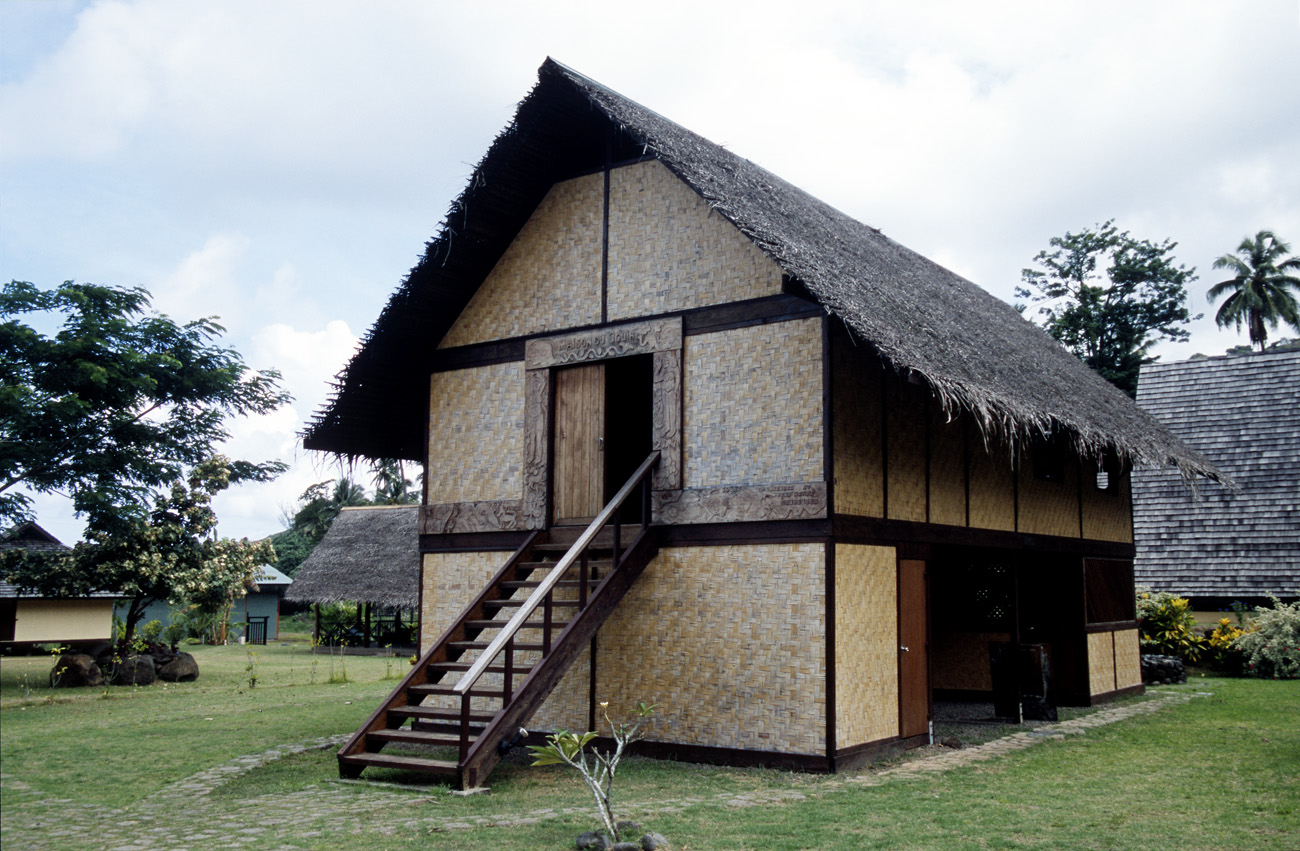 pol05_0357m.jpg - Iles Marquises, Hiva Oa réplique de la Maison du Jouir où vivait Gauguin, avec les fameuses inscriptions sculptées dans le bois : Soyez mystérieuses, soyez amoureuses, et vous serez heureuses