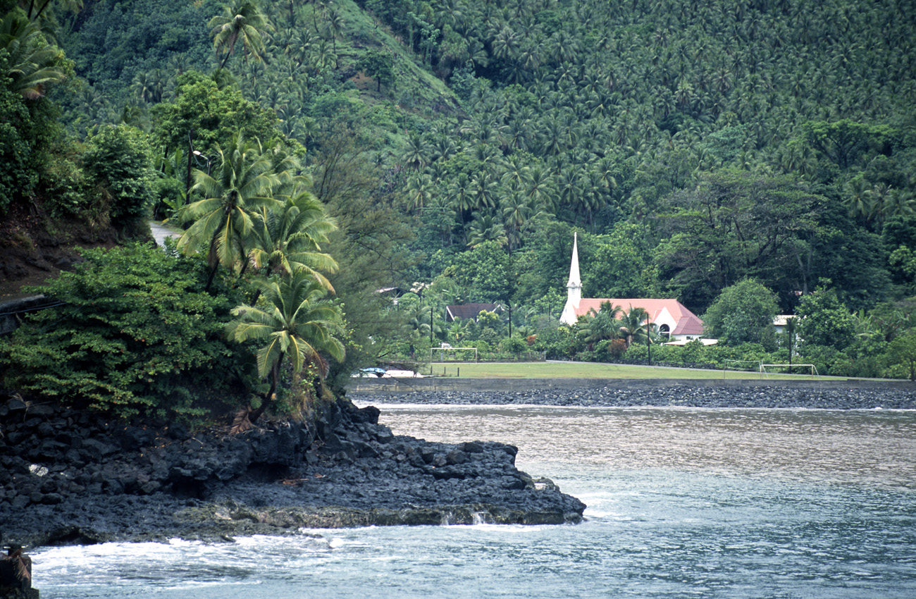 pol05_0374m.jpg - Iles Marquises, Fatu Hiva la baie d'Omoa