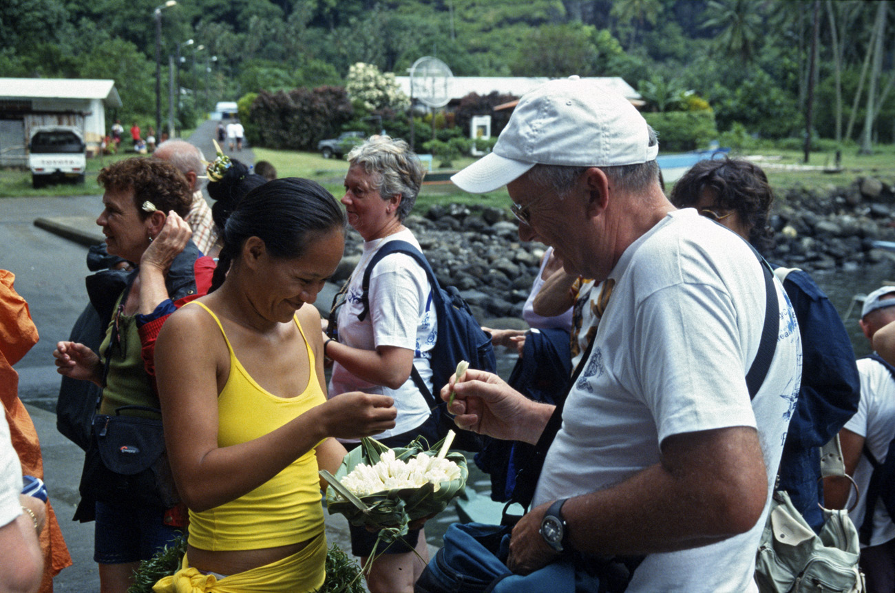 pol05_0386m.jpg - Iles Marquises, Fatu Hiva En débarquant à Hanavave, accueil traditionnel avec fleurs de tiaré