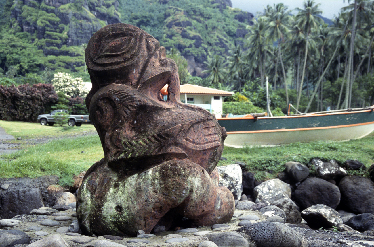 pol05_0388m.jpg - Iles Marquises, Fatu Hiva tiki moderne trônant devant la crique d'Hanavave