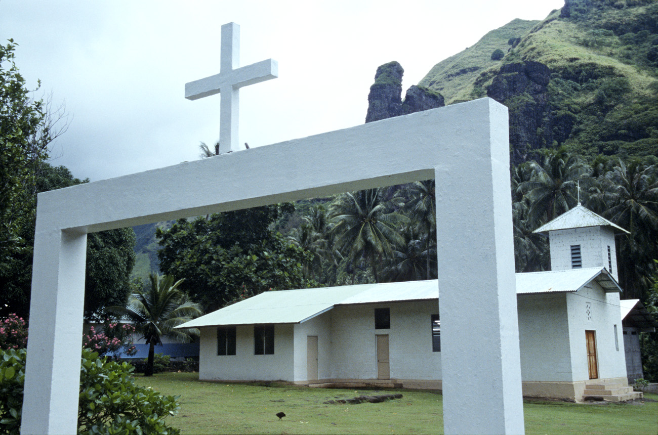 pol05_0390m.jpg - Iles Marquises, Fatu Hiva l'église d'Hanavave