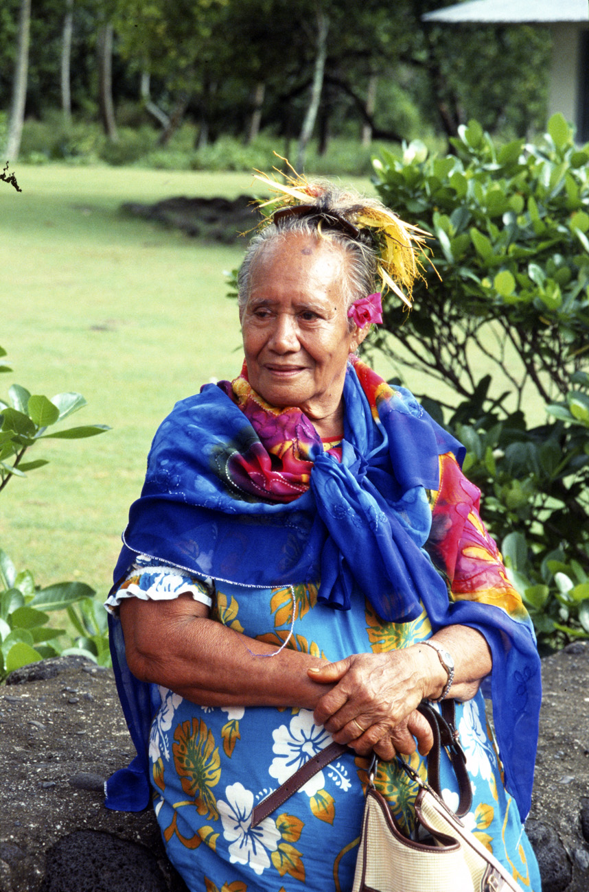 pol05_0398m.jpg - Iles Marquises, Fatu Hiva A Hanavave, une marquisienne qui s 'est faite belle pour notre visite et les danses d'accueil