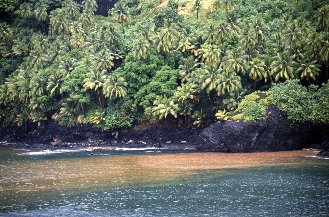 pol05_0405m.jpg - Iles Marquises, Fatu Hiva baie des verges après la pluie : le rouge de la boue entraînée par les cascades se mêle au bleu de la mer