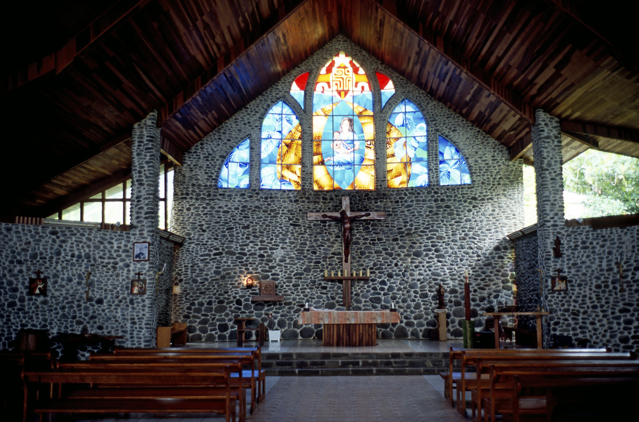 pol05_0430l.jpg - Iles Marquises, Tahuata Vaitahu, l'église remarquable