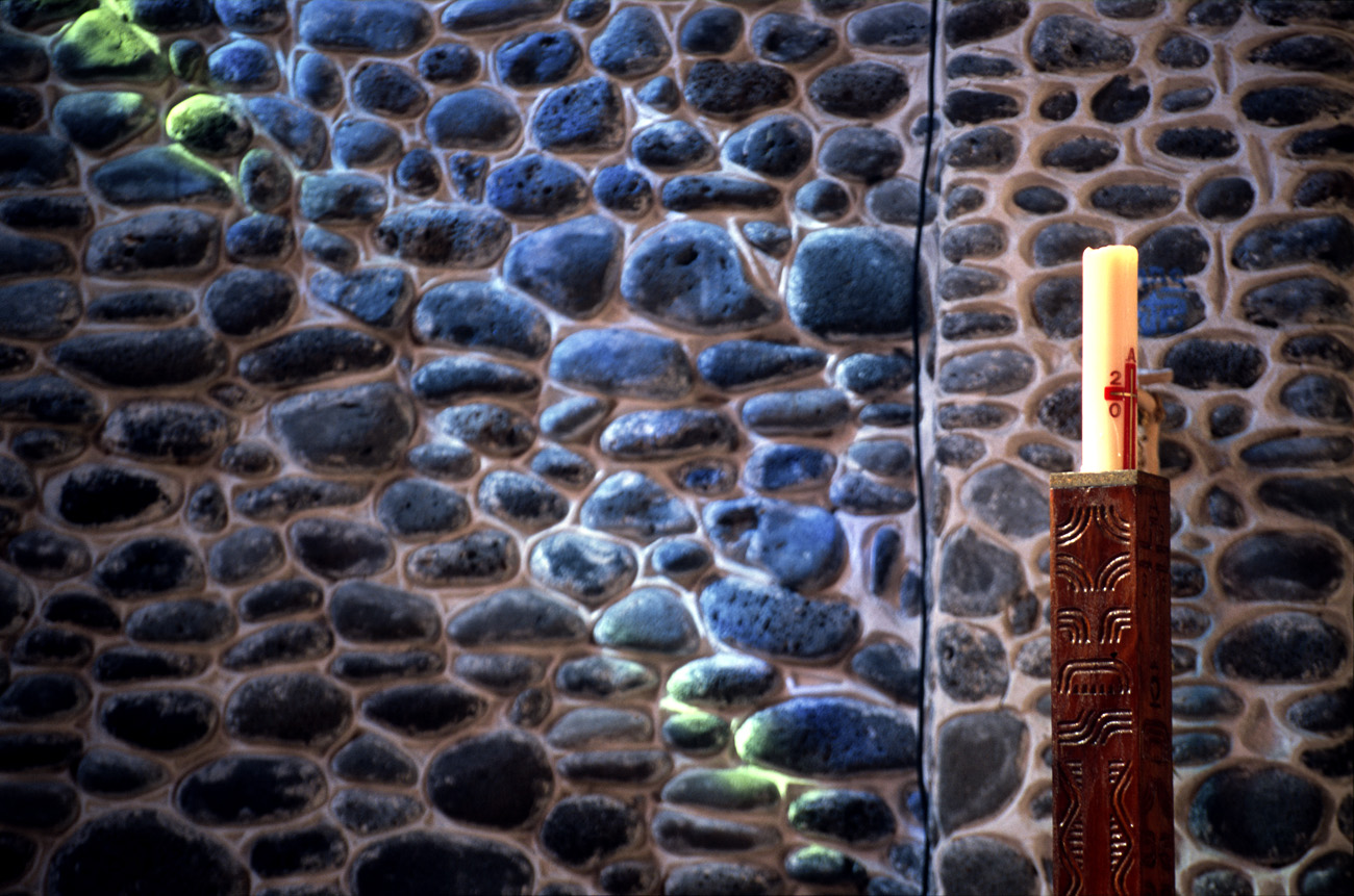 pol05_0434m.jpg - Iles Marquises, Tahuata Vaitahu : jeu de lumières du vitrail sur le mur de l'église