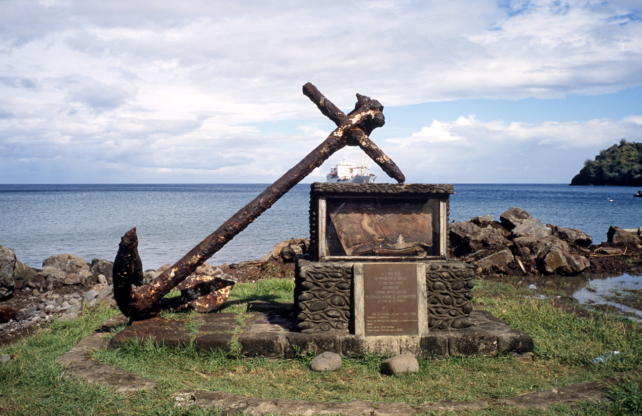 pol05_0441l.jpg - Iles Marquises, Tahuata baie de Vaitahu : monument commémorant la première arrivée des français le 4 août 1838. L''amiral Dupetit-Thouars était reçu par le chef marquisien Iotete