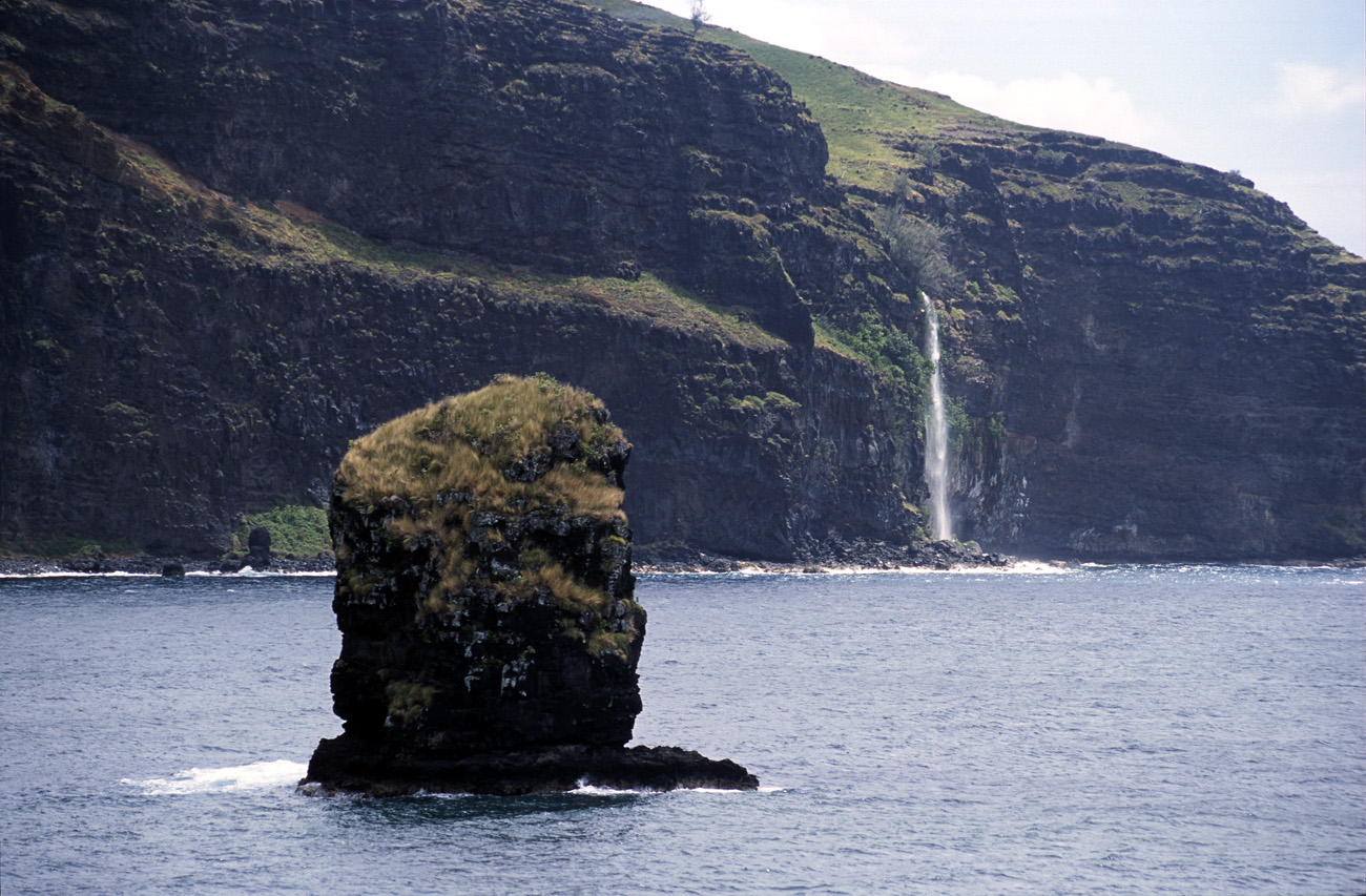 pol05_0451m.jpg - Iles Marquises, Hiva Oa A Hanaiapa, le rocher dit  Tête de Nègre