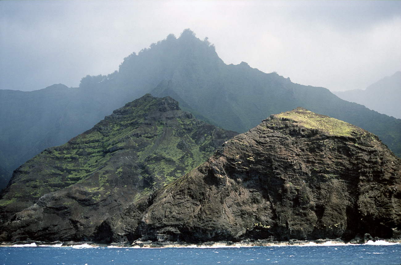 pol05_0455m.jpg - Iles Marquises, Hiva Oa Hanaiapa, où nous ne débarquerons pas