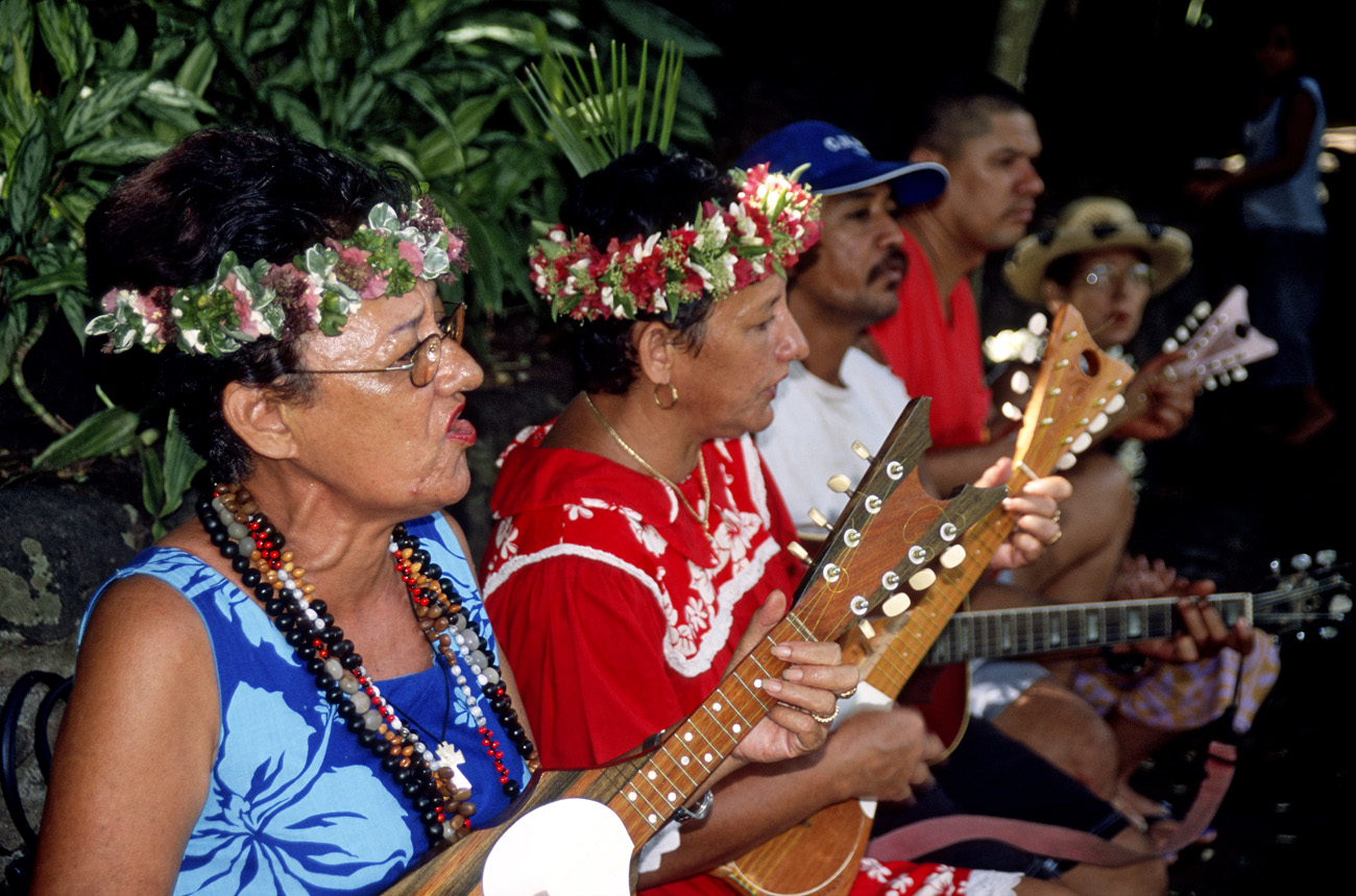 pol05_0502m.jpg - Iles Marquises, Ua Huka à Vaipaee, les papas et les mamas nous ont préparé un accueil remarquable