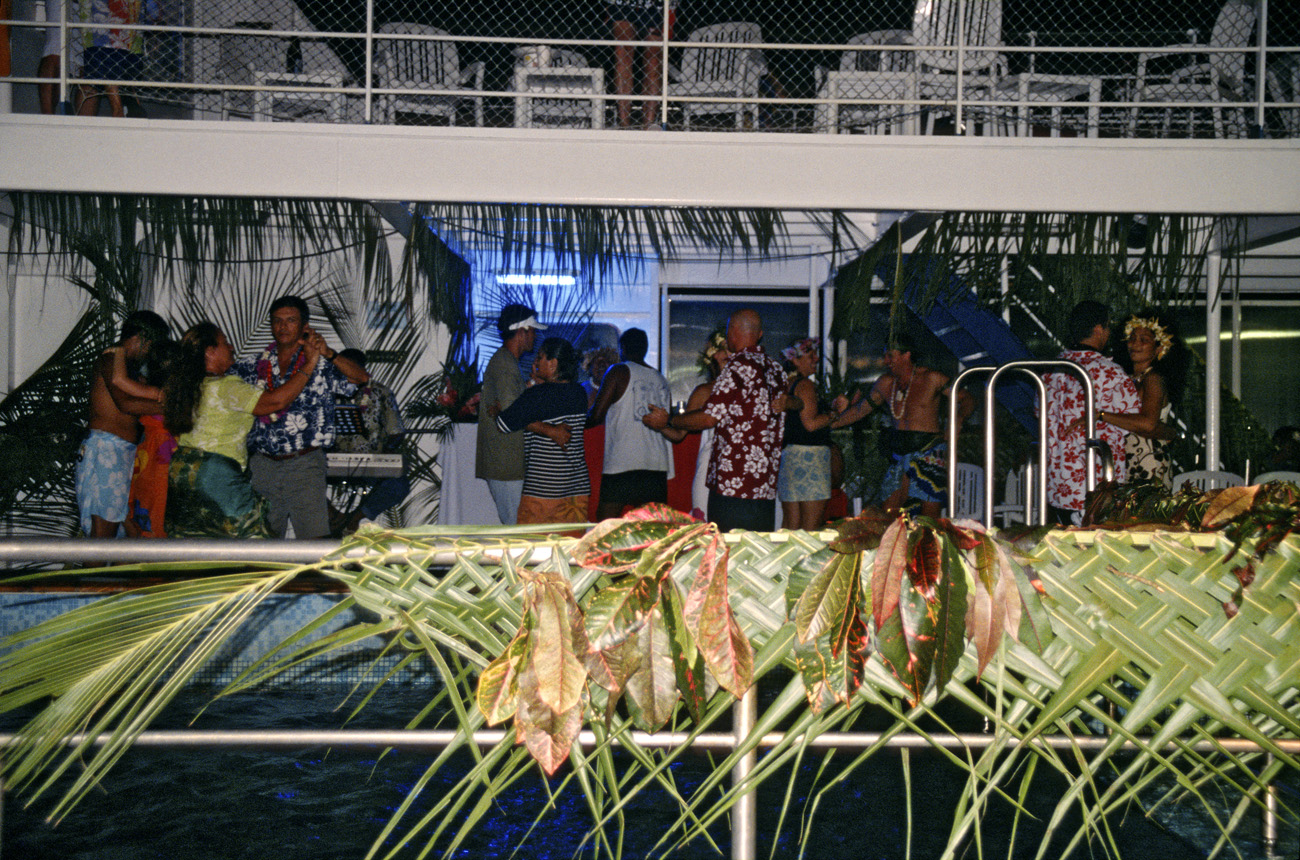 pol05_0547m.jpg - Iles Marquises, en mer soirée polynésienne : après dîner, on commence à danser