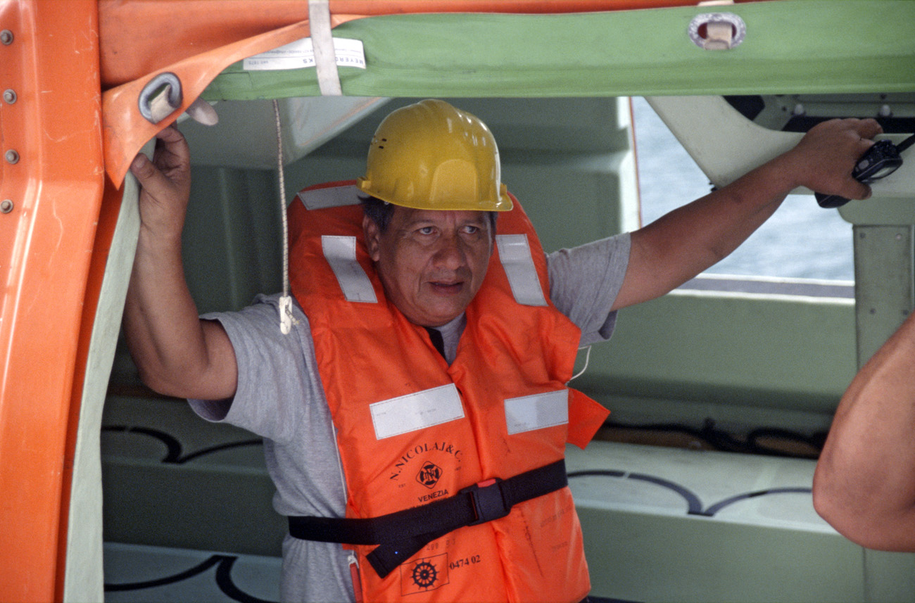 pol05_0555m.jpg - Iles Marquises, Nuku Hiva baie d'Anaho, exercice de sauvetage : le seul moment où le capitaine consent à abandonner ses passagers avec le navire, pour la bonne cause !